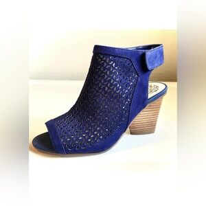 NWT VINCE CAMUTO Dastana Nubuck Booties Block Heel Peep Toe Moody Blue 6.5